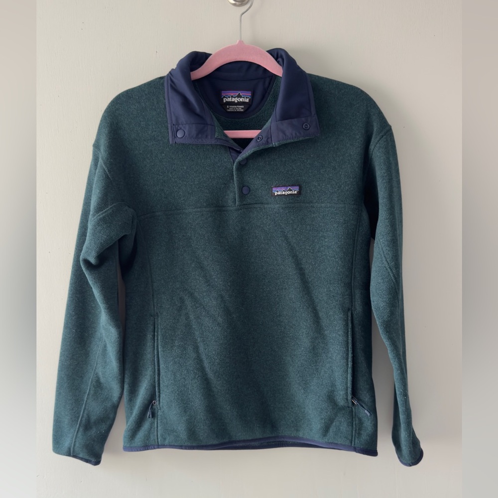 Green Patagonia women’s synchilla snap closure fleece jacket